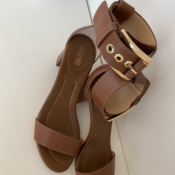 Gorgeous MK Michael Kors heeled sandals in tan - Picture 3 of 10